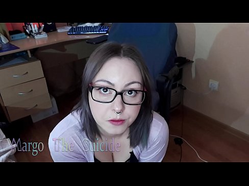 ❤️ Neska sexy betaurrekoekin dildoa zurrupatzen du kameraren aurrean ❤❌ Izorratu bideoa gugan ❤