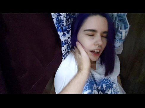❤️ Nire ahizpa armairuan aurkitu eta lagundu zion esperma ❤❌ Izorratu bideoa gugan ❤